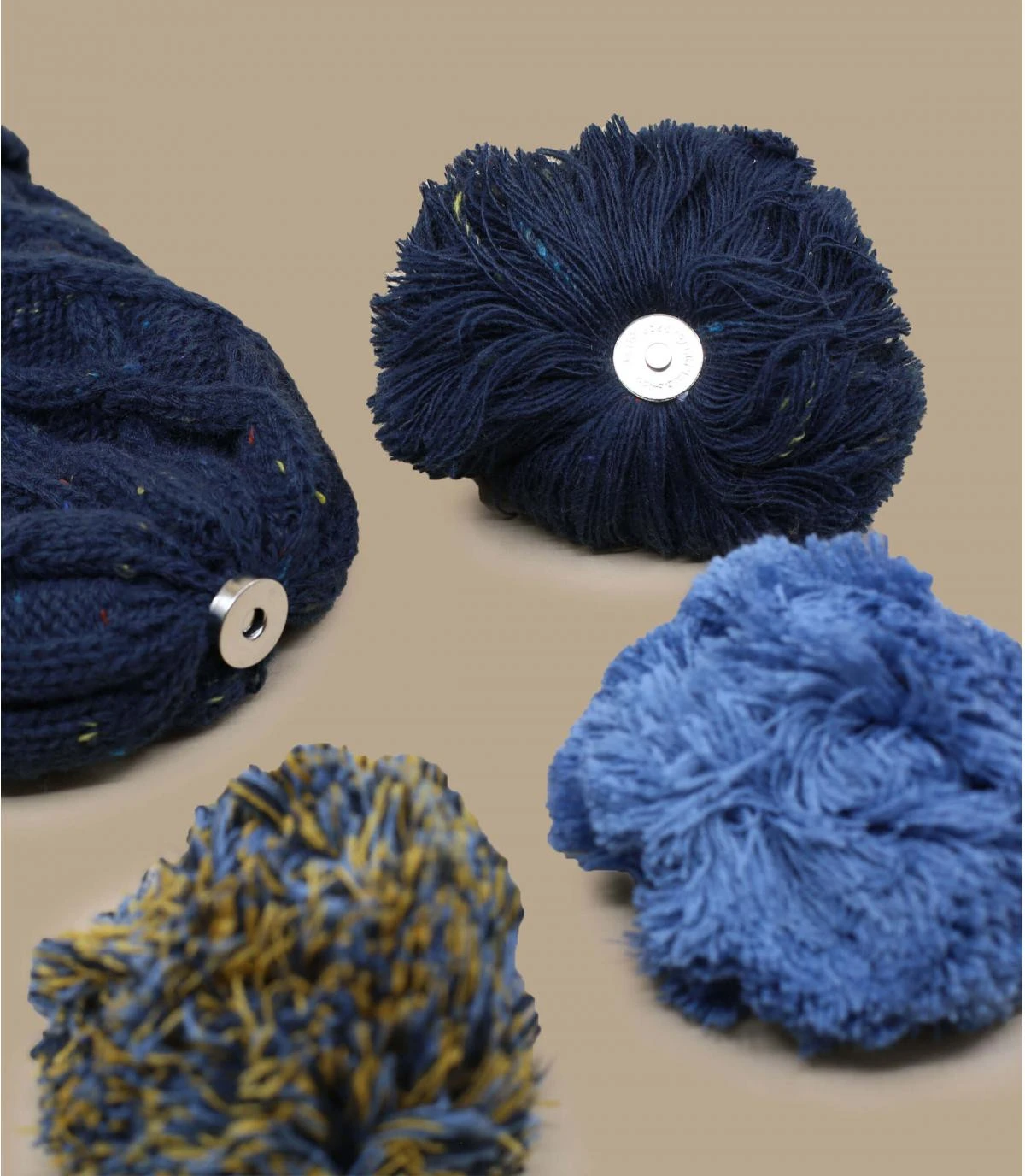 Jus de Pomme Kids navy Cabaïa Jus De Pomme Kids Navy -Célèbre Chapeaux Magasin jus de pomme kids navyCabaia20bonnet20enfant20bleu20pompons