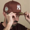 NEW ERA Patch 59Fifty NY Walnut Brown -Célèbre Chapeaux Magasin patch 59fifty ny walnut brown