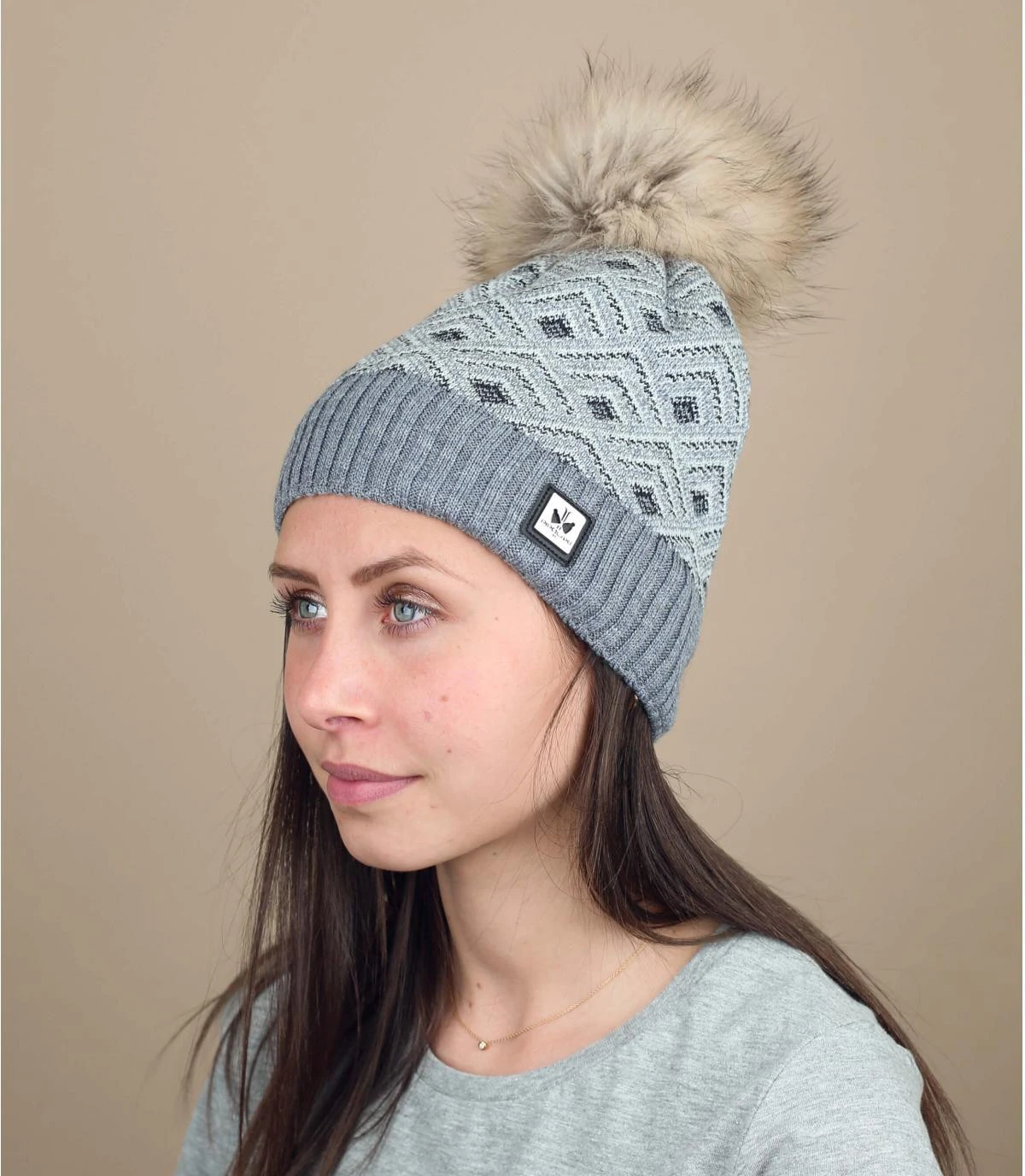 Tina medium grey Tina Medium Grey -Célèbre Chapeaux Magasin tina medium greybonnet20laine20pompon20fourrure20gri20Tina20medium20grey