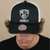 Mitchell & Ness Trucker NBA Off The Backboard Nets -Célèbre Chapeaux Magasin trucker nba off the backboard nets